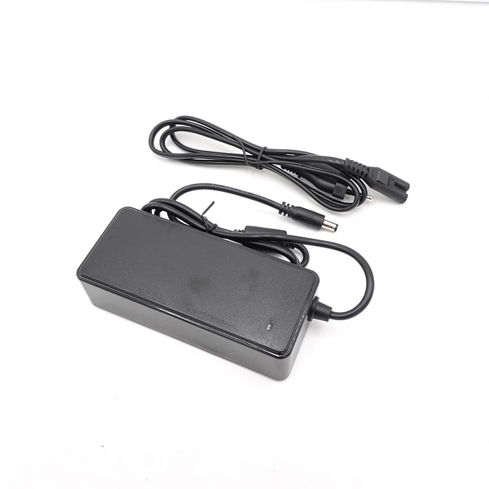 Töltő 36V - 42V / 2A (DC 5.5 - 2.1mm csatlakozó)