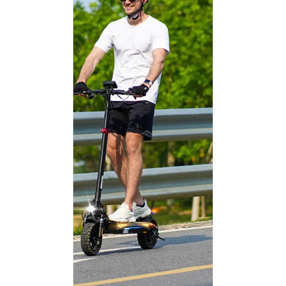 Vezető áll az iScooter iX3 rolleren egy aszfaltozott úton